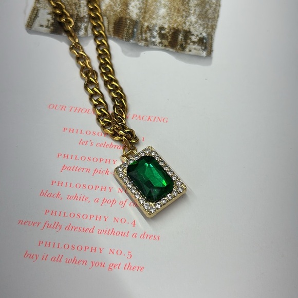 Deli Luxe Gold-Plated Necklace with Emerald Green Gemstone Pendant - Picture 3 of 5